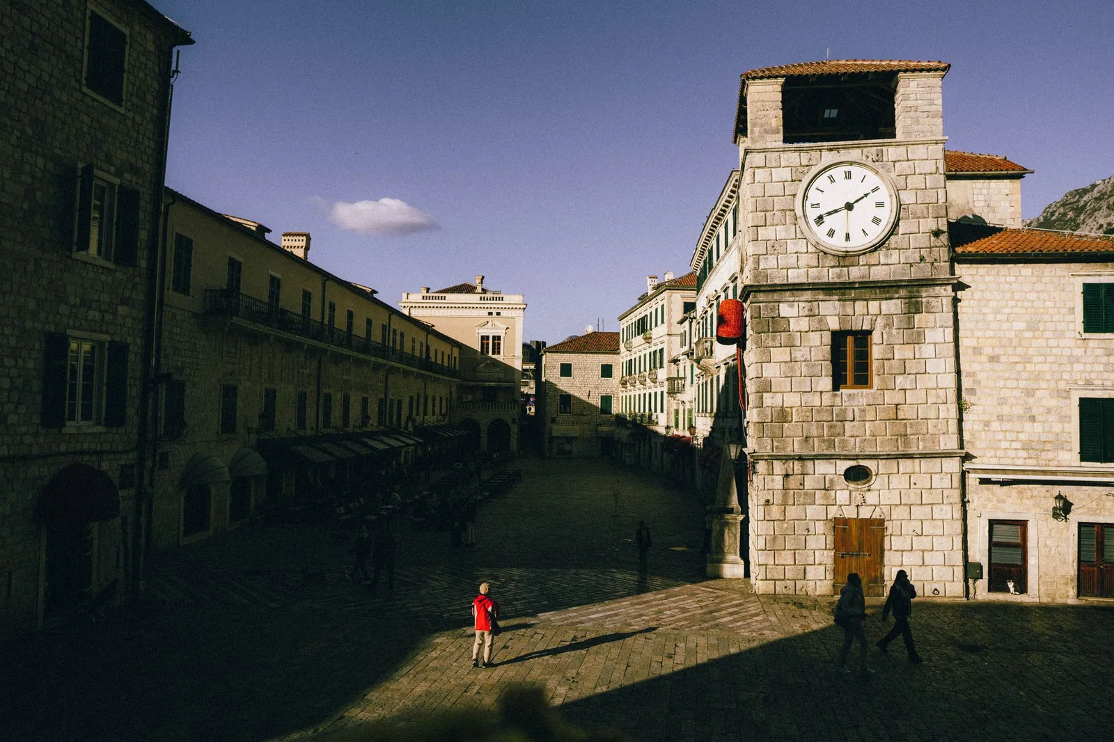Plaza medieval con edificios históricos