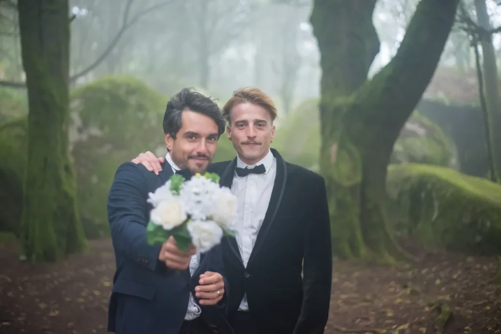 Pareja del mismo sexo celebrando su boda
