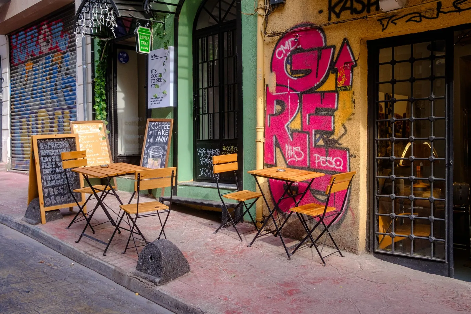 Café al aire libre en una calle típica de Bruselas