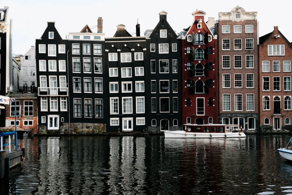 Casa típica de canal en Ámsterdam con bicicletas