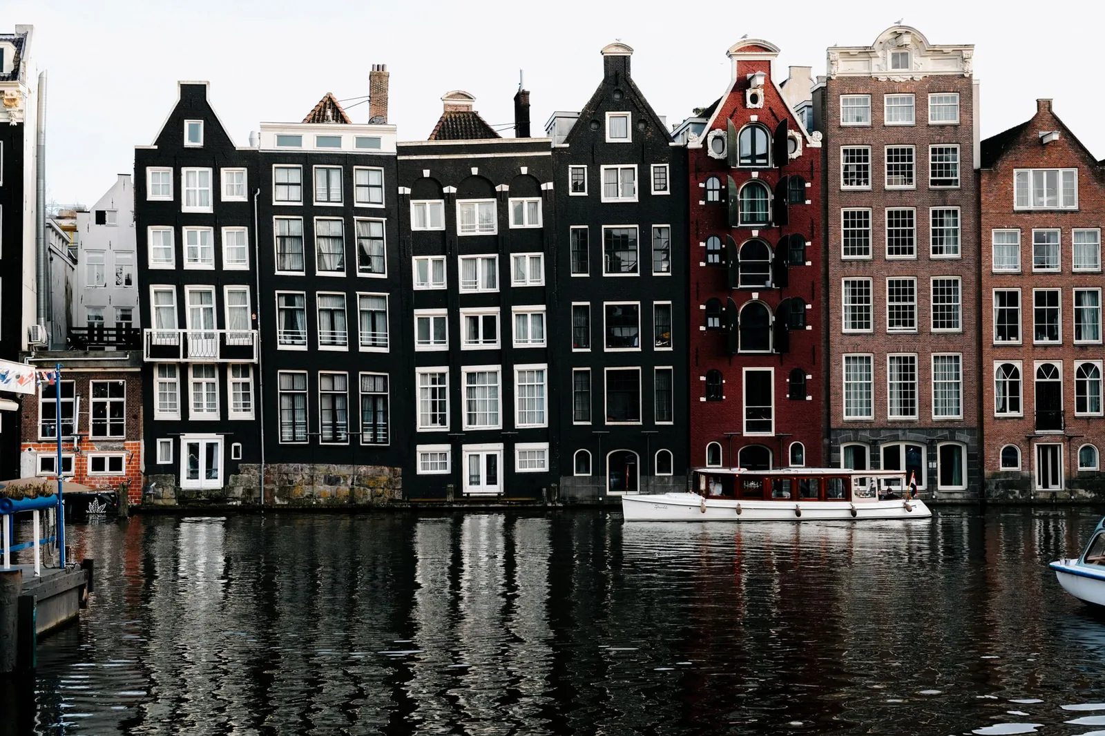 Casa típica de canal en Ámsterdam con bicicletas