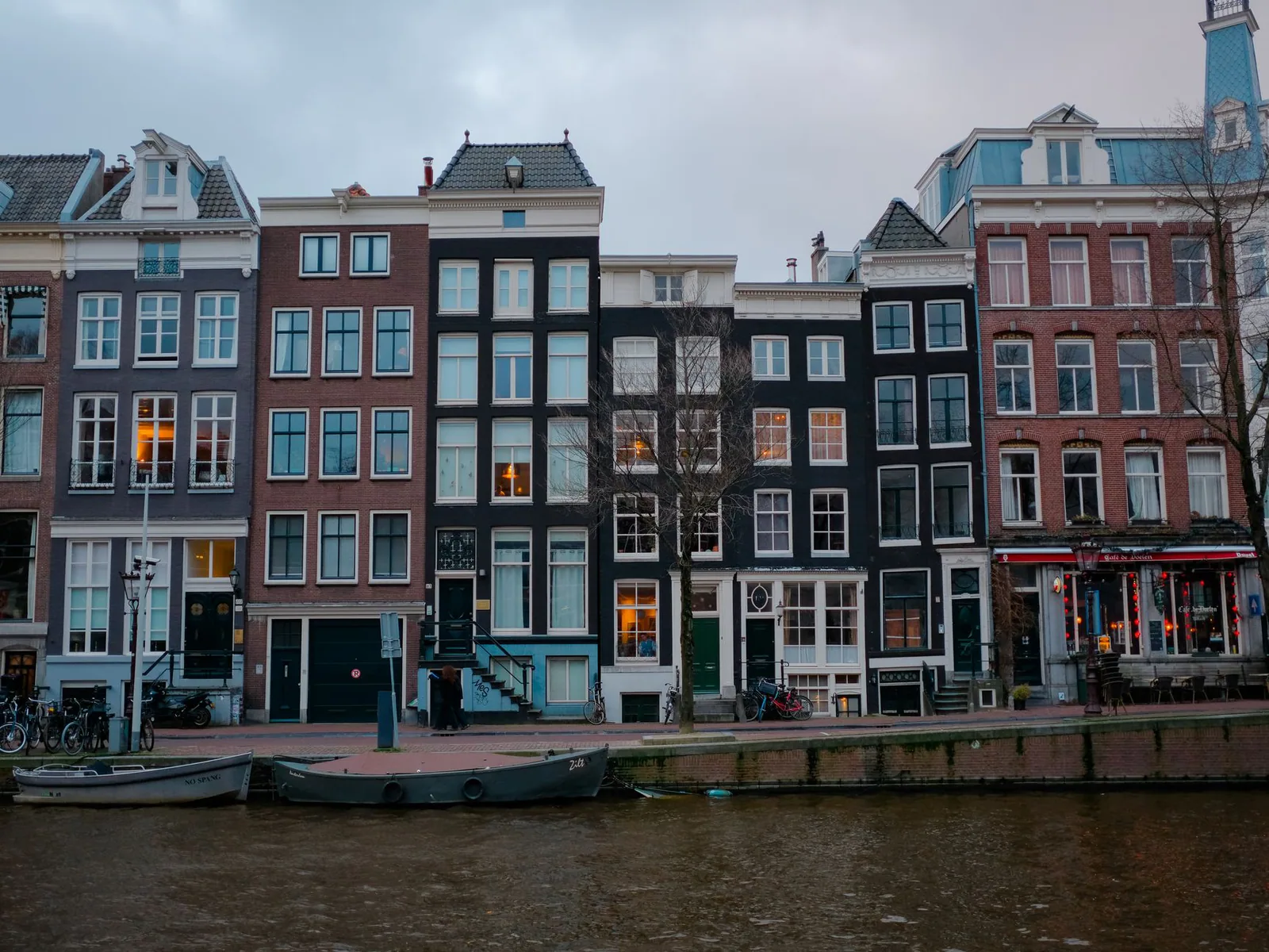 Calles adoquinadas y canales de Groningen en Países Bajos