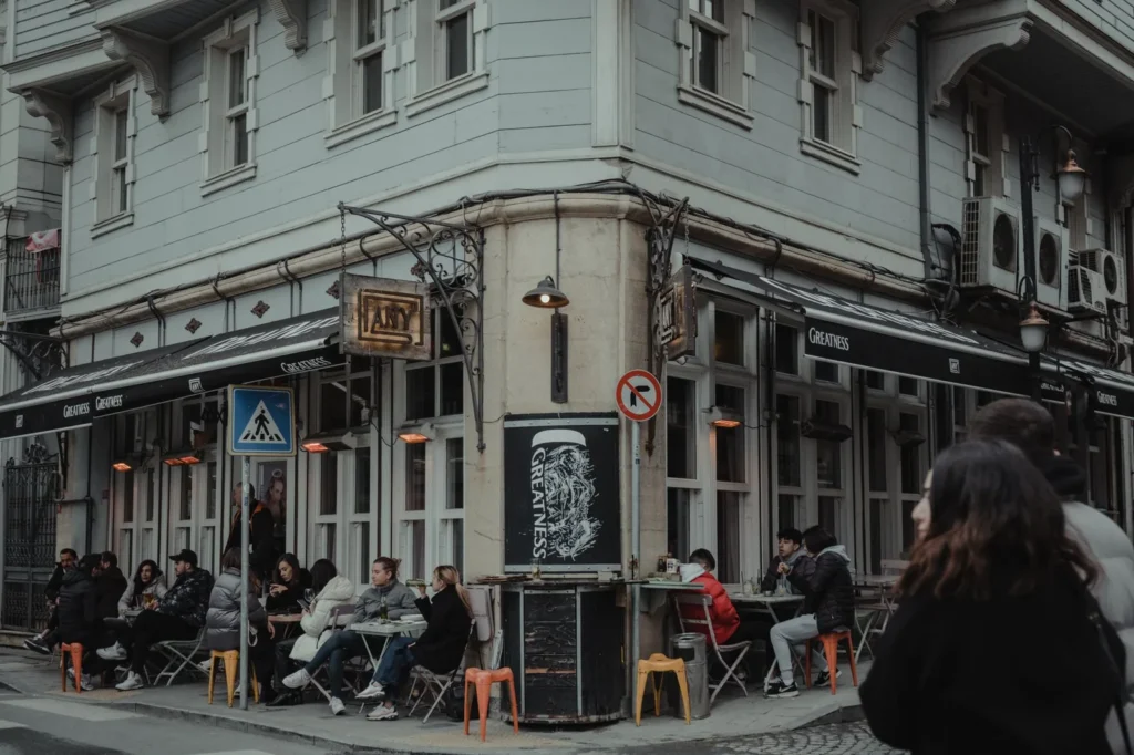 Café al aire libre en una calle de Viena