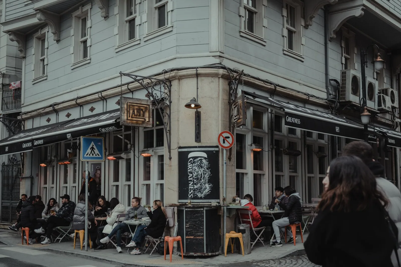 Café al aire libre en una calle de Viena