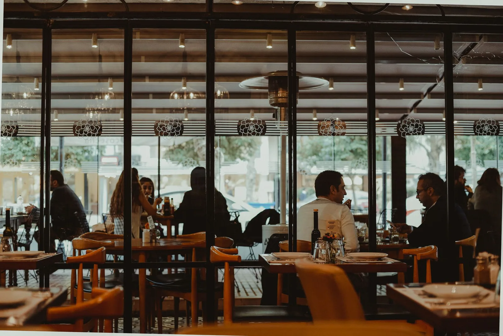 Interior acogedor de un restaurante belga con mesas y luces cálidas