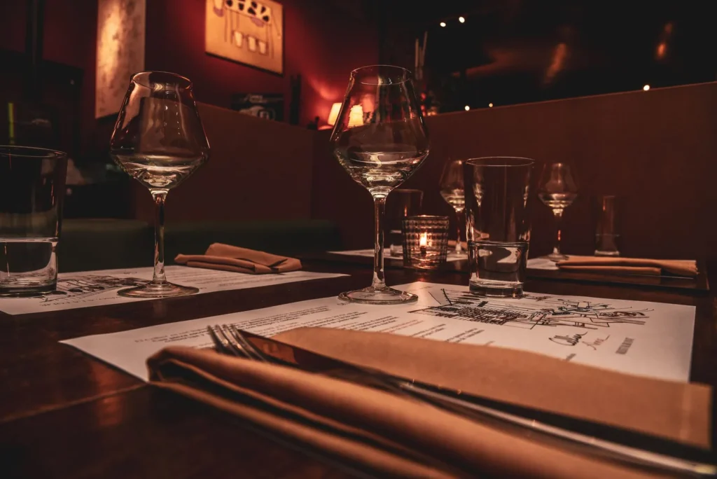 Comida gourmet en elegante restaurante de Doha