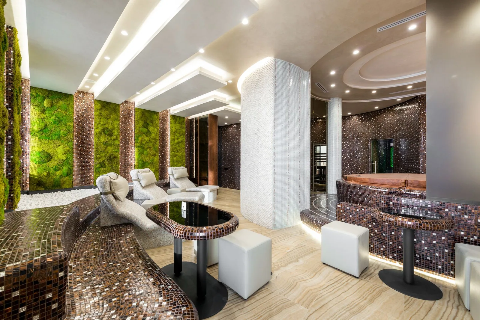 Interior elegante de un spa con luces suaves y zonas de relajación