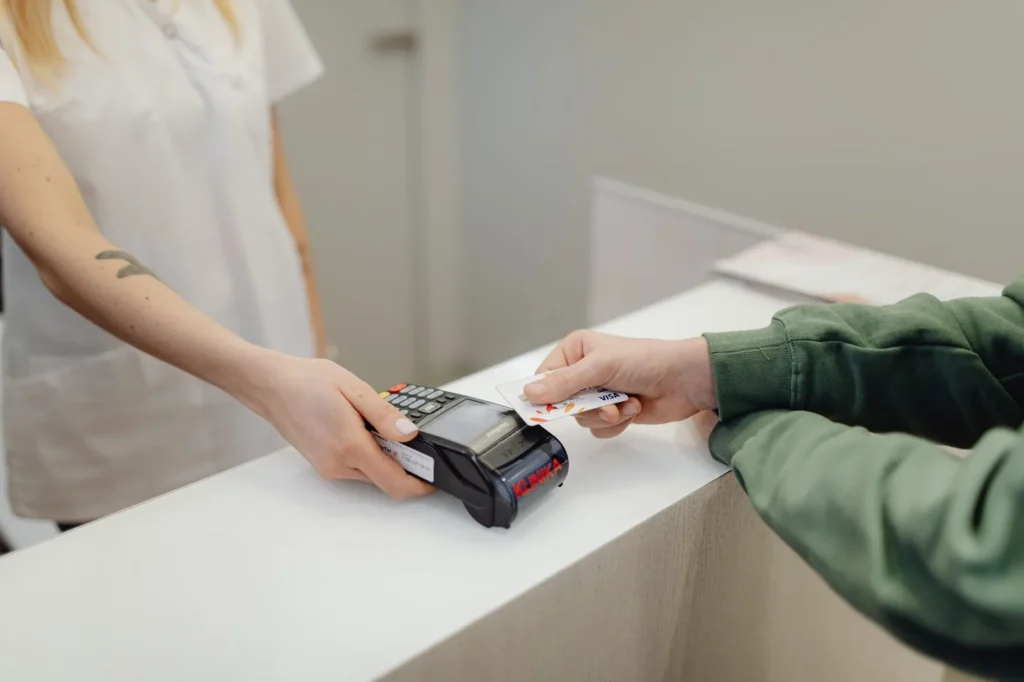 Cliente eligiendo una tarjeta SIM en una tienda de telefonía