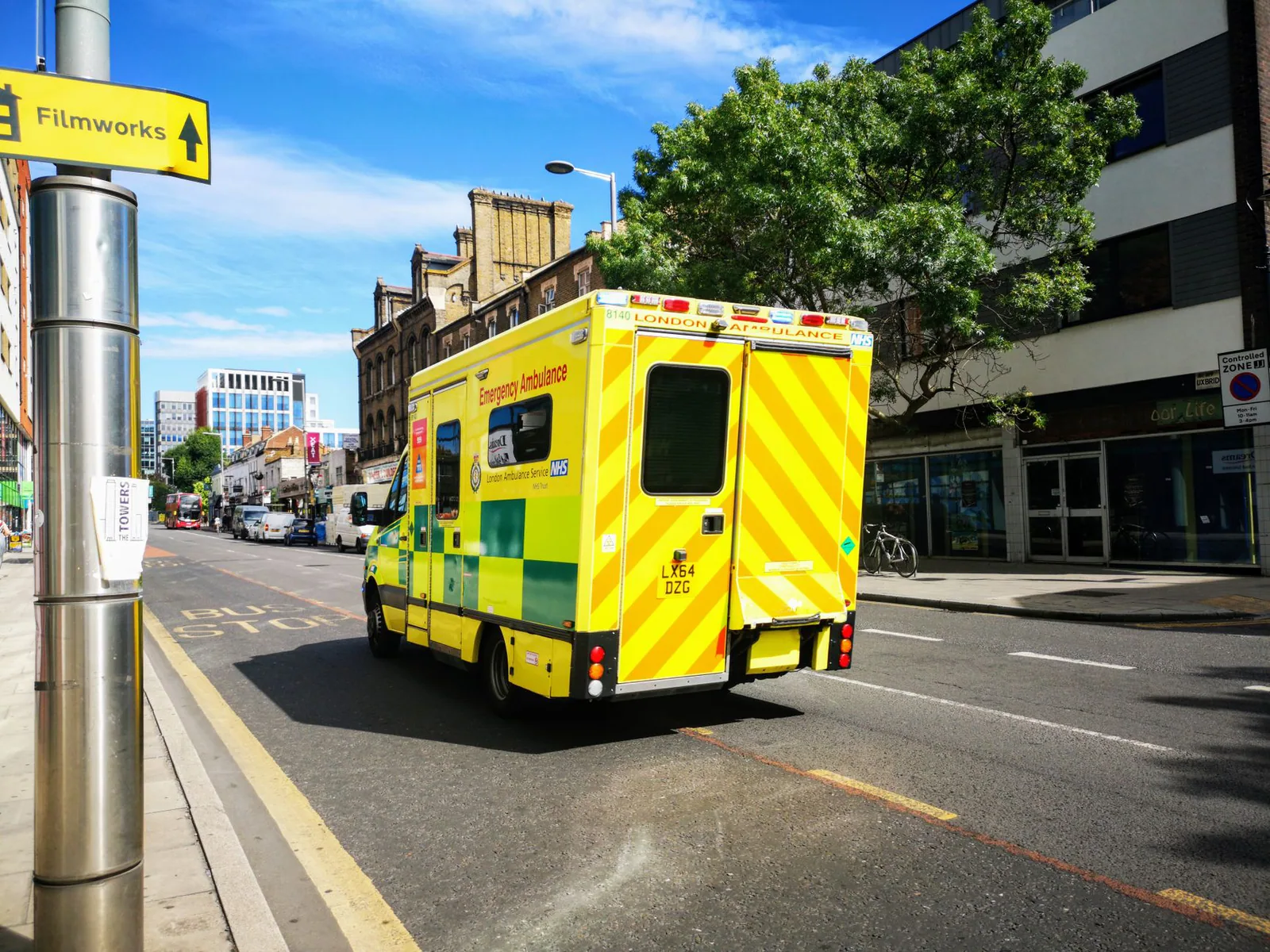 Ambulancia roja atendiendo a una persona en la calle