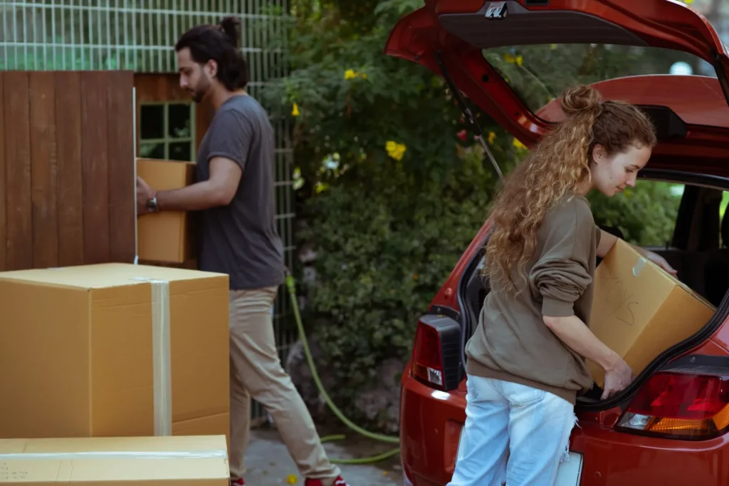 Familia cargando cajas en camión