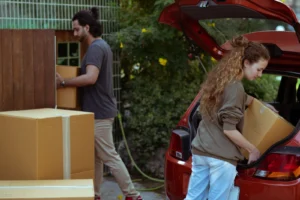 Familia cargando cajas en camión