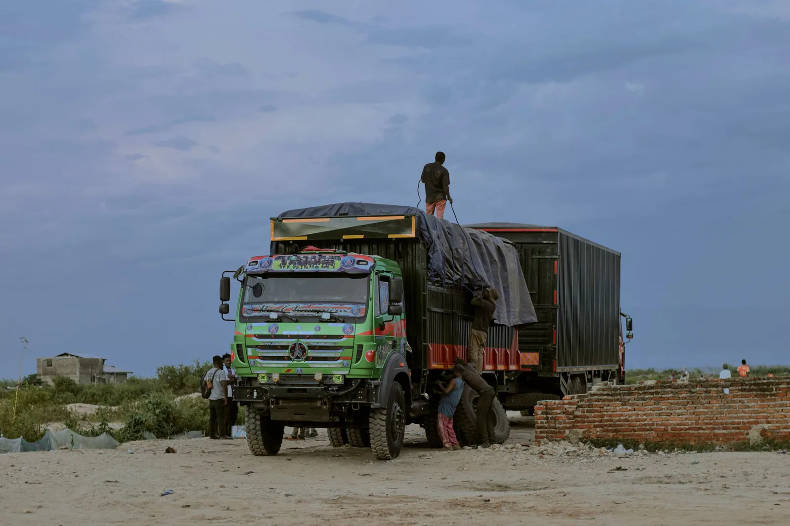 Personal cargando cajas en un almacén