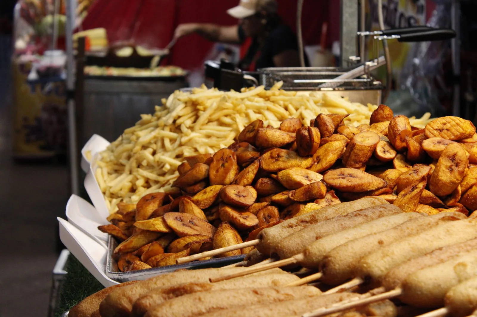 Papas fritas belgas servidas en cono con mayonesa