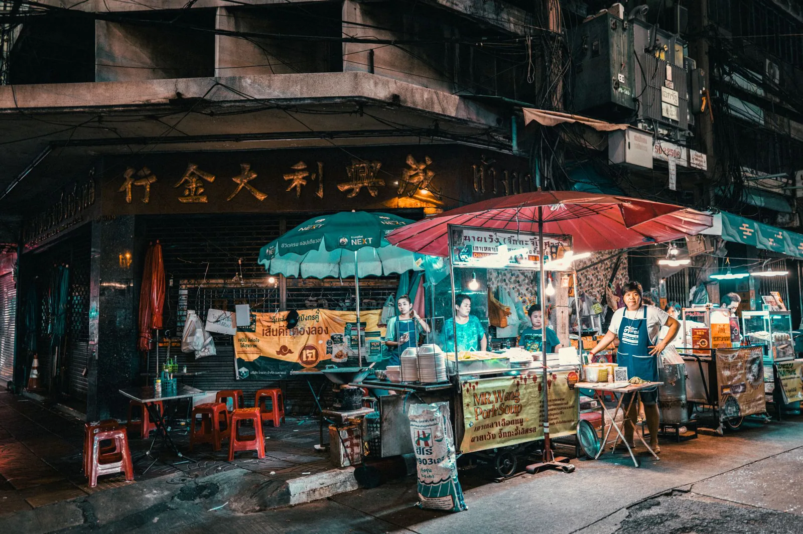 Vendor de comida callejera en un mercado de Singapur
