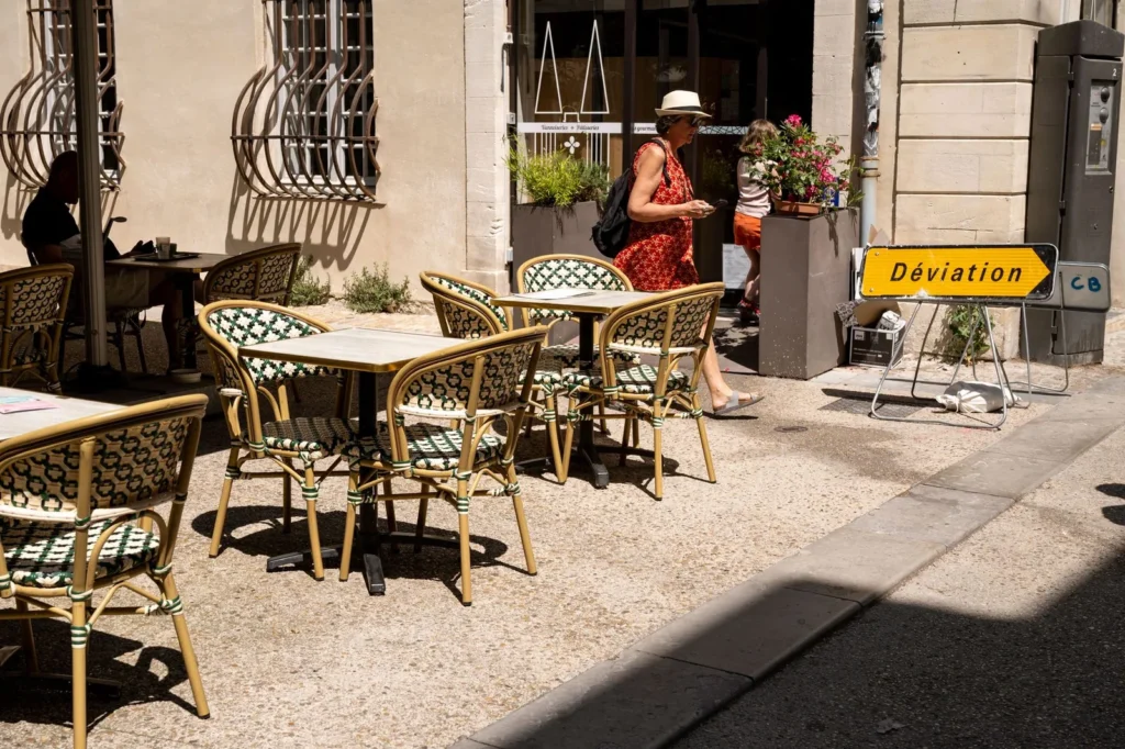 Jóvenes disfrutando café y gofres en una terraza belga