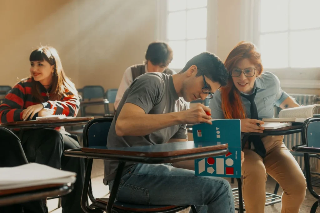 Estudiantes del programa IB trabajando en aula de Bélgica