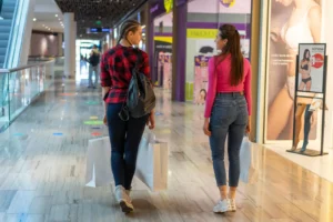Cliente recibe reembolso GST en mostrador de centro comercial