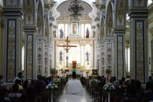 Interior de una iglesia católica en Austria durante una misa
