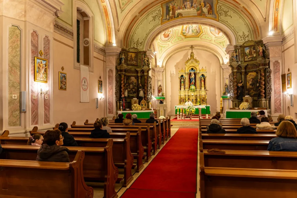 Interior de una iglesia con feligreses asistiendo al servicio