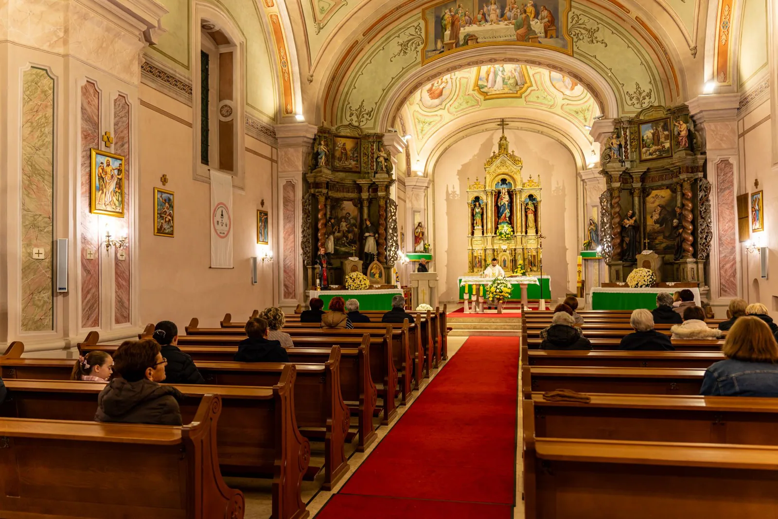 Interior de una iglesia con feligreses asistiendo al servicio