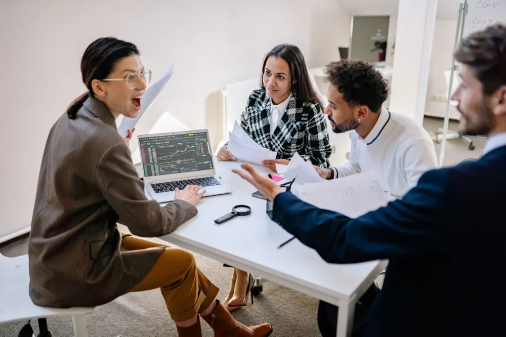 Empleados revisando nóminas en una oficina