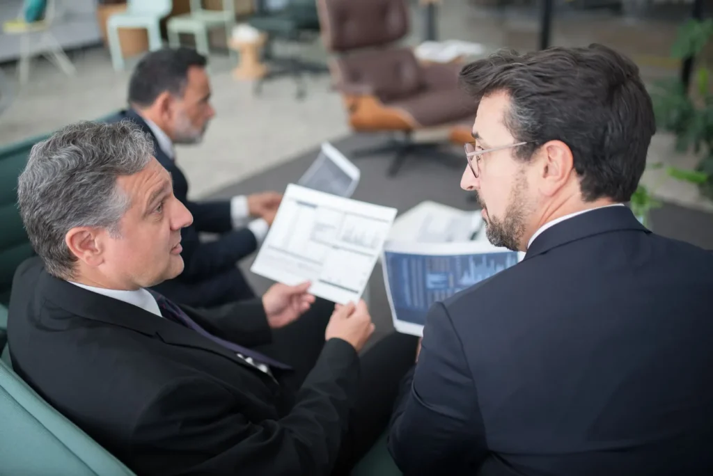 Empleados en oficina revisando nómina