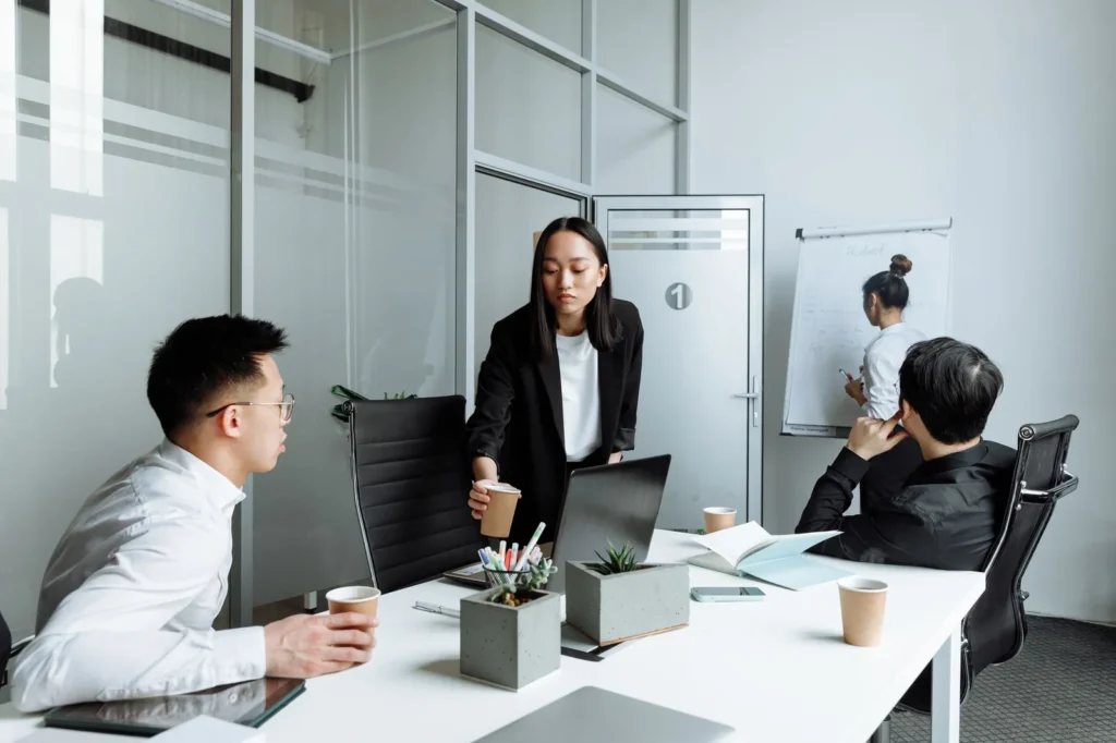 Empleados de oficina revisando nómina mensual