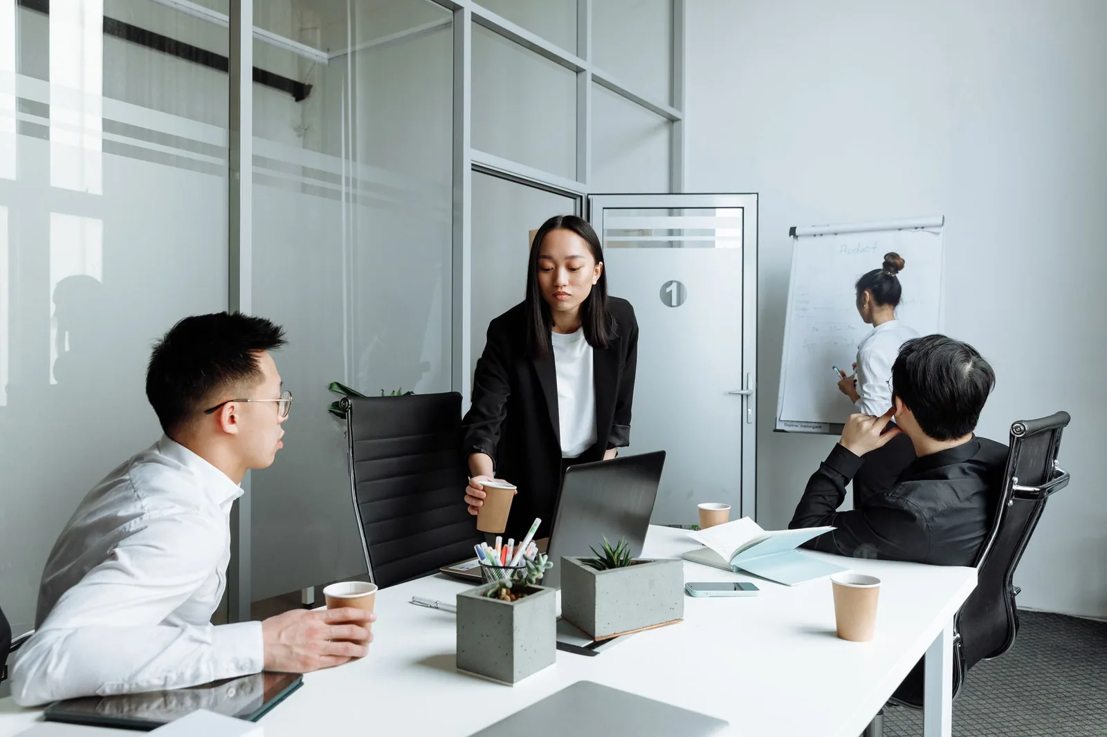 Empleados de oficina revisando nómina mensual