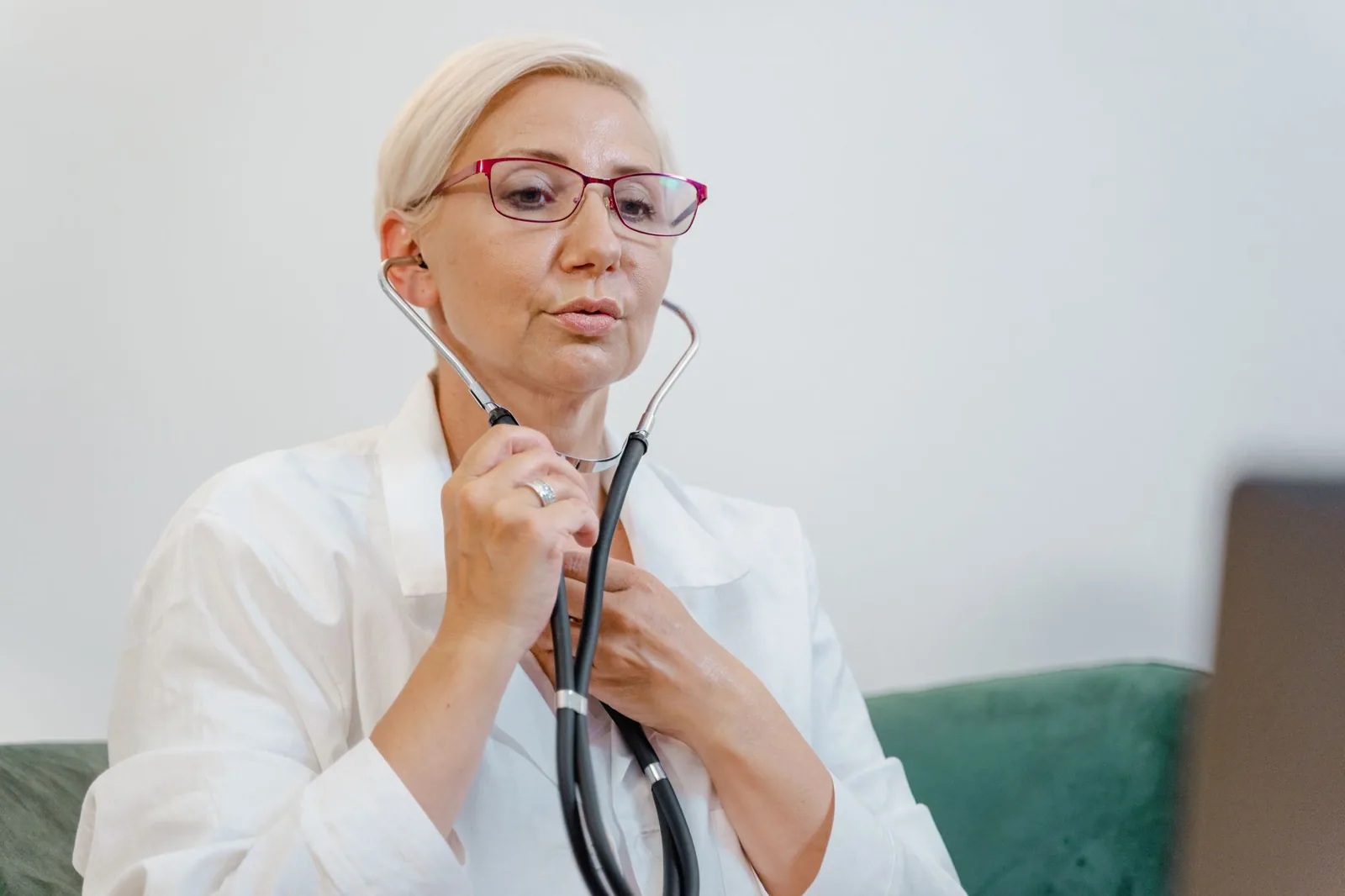 Mujer hablando con doctora en consulta de salud primaria