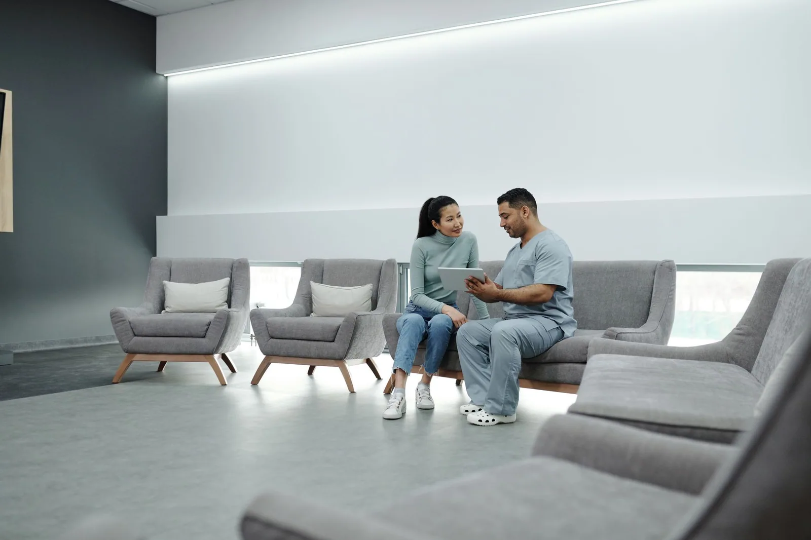 Paciente recibiendo consulta sobre salud sexual en clínica