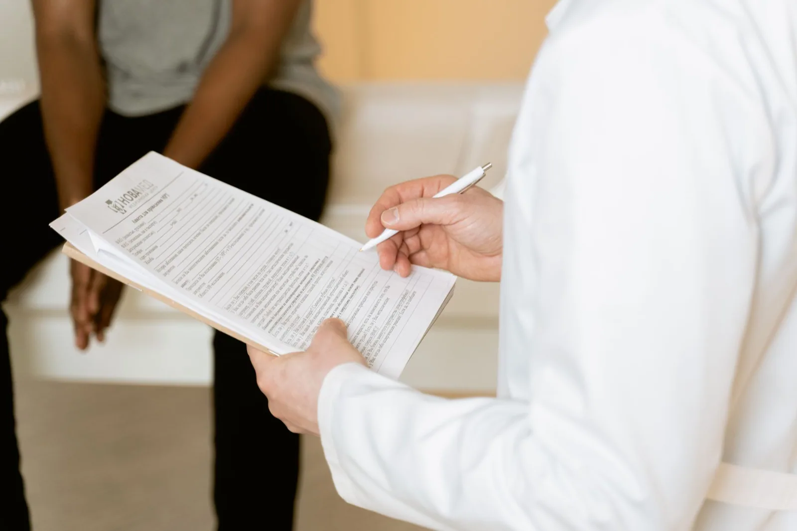 Médico atendiendo consulta de salud sexual en una clínica