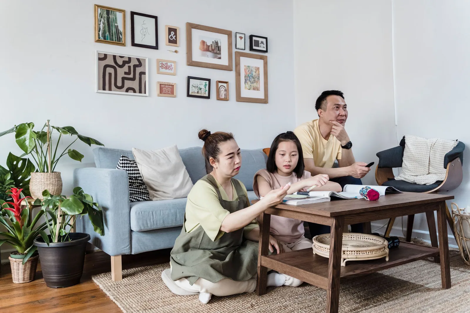 Familia en la sala de estar del hogar