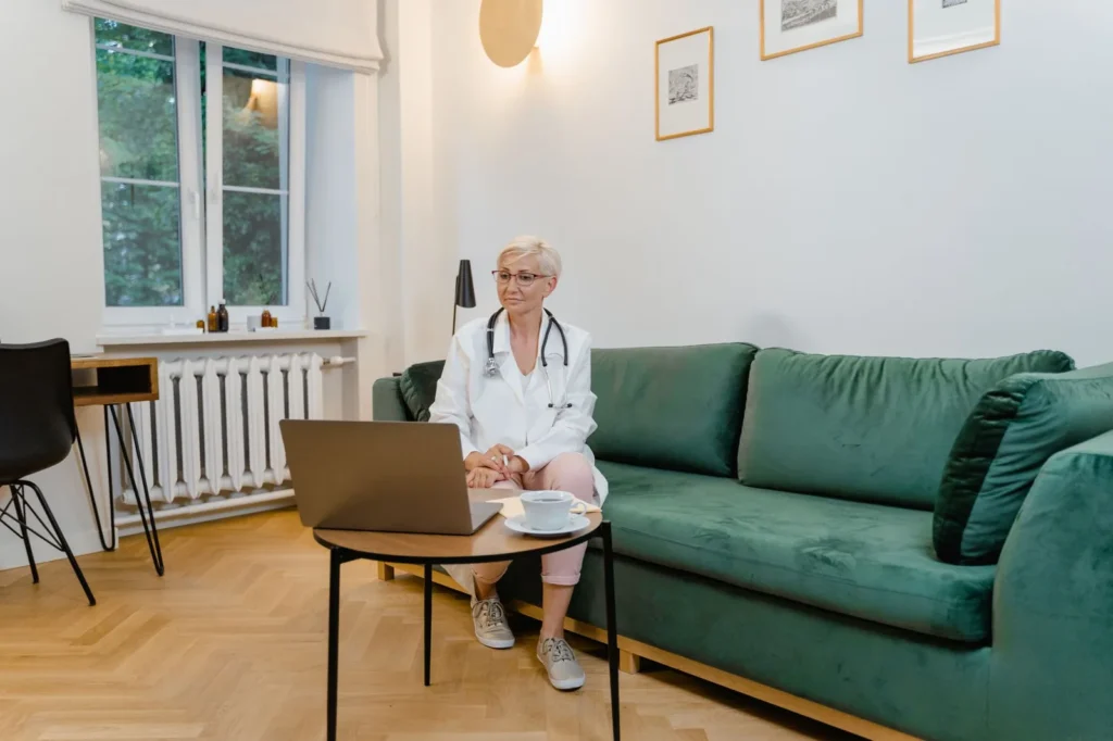 Médico atendiendo a paciente en consulta