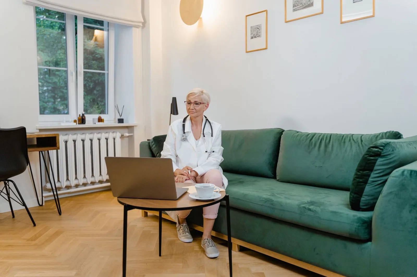 Médico atendiendo a paciente en consulta