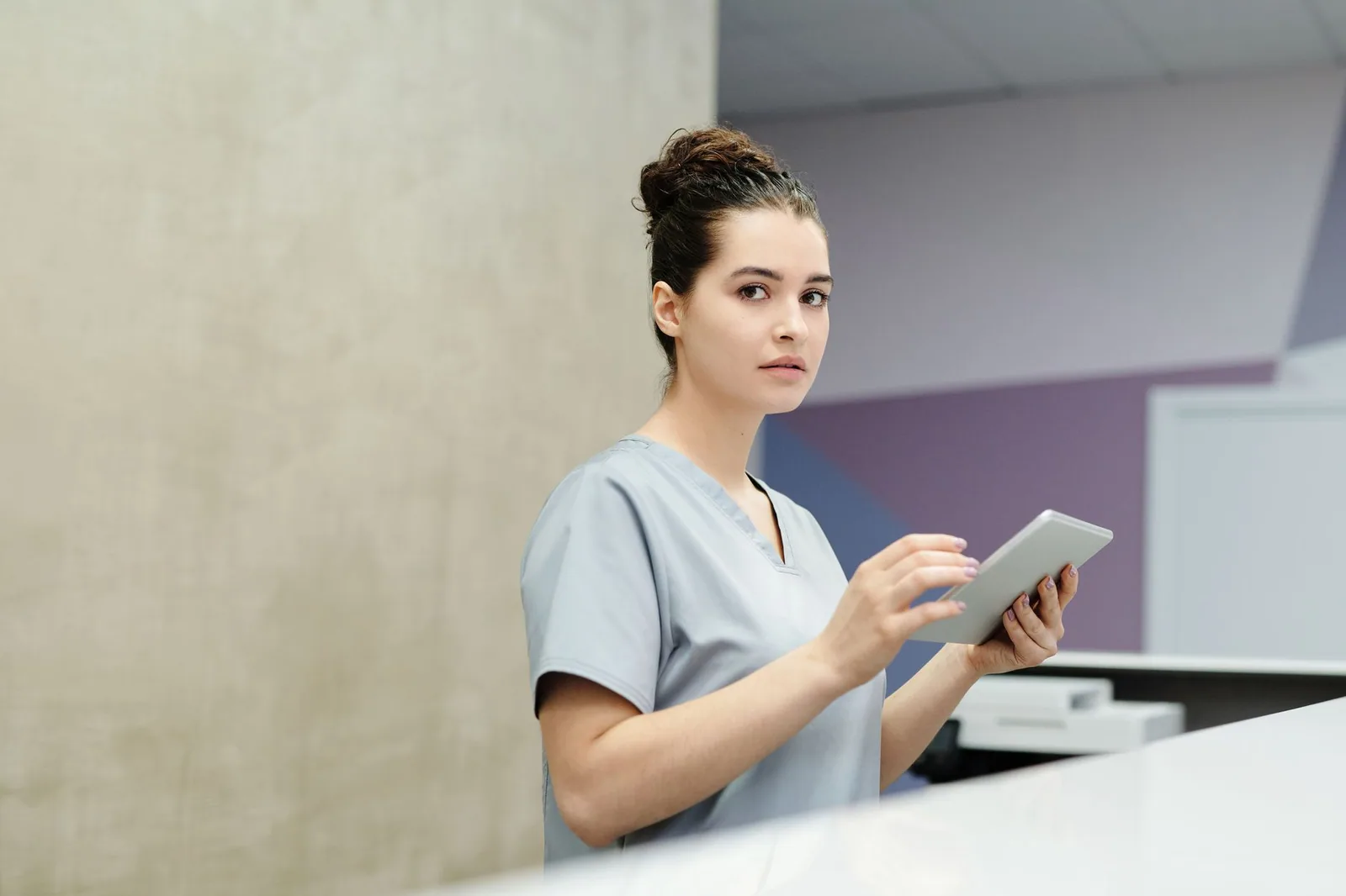 Recepción de hospital en Catar con personal atendiendo