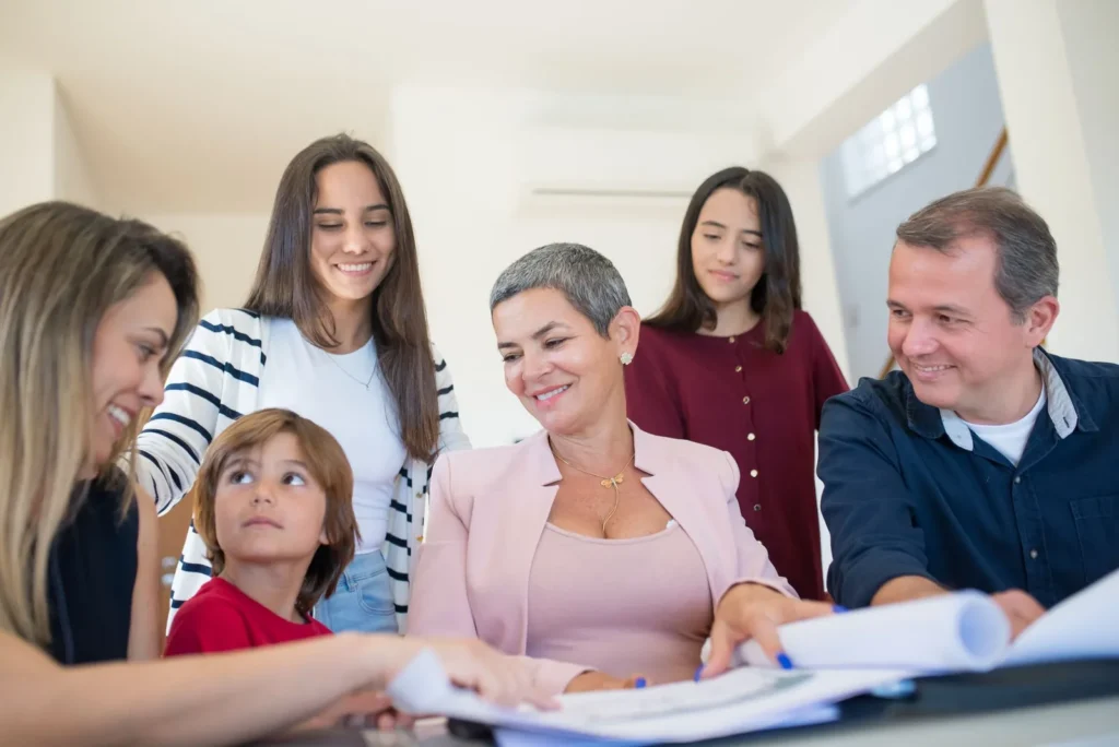 Familia revisando documentos de la casa