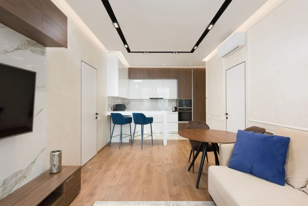Sala luminosa de apartamento con cocina totalmente equipada