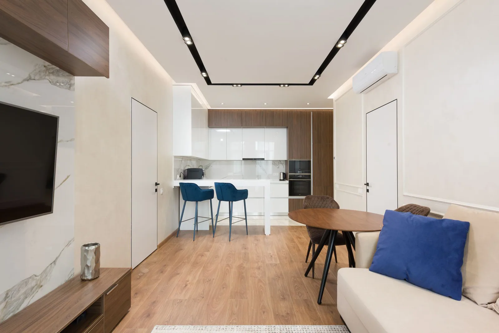 Sala luminosa de apartamento con cocina totalmente equipada