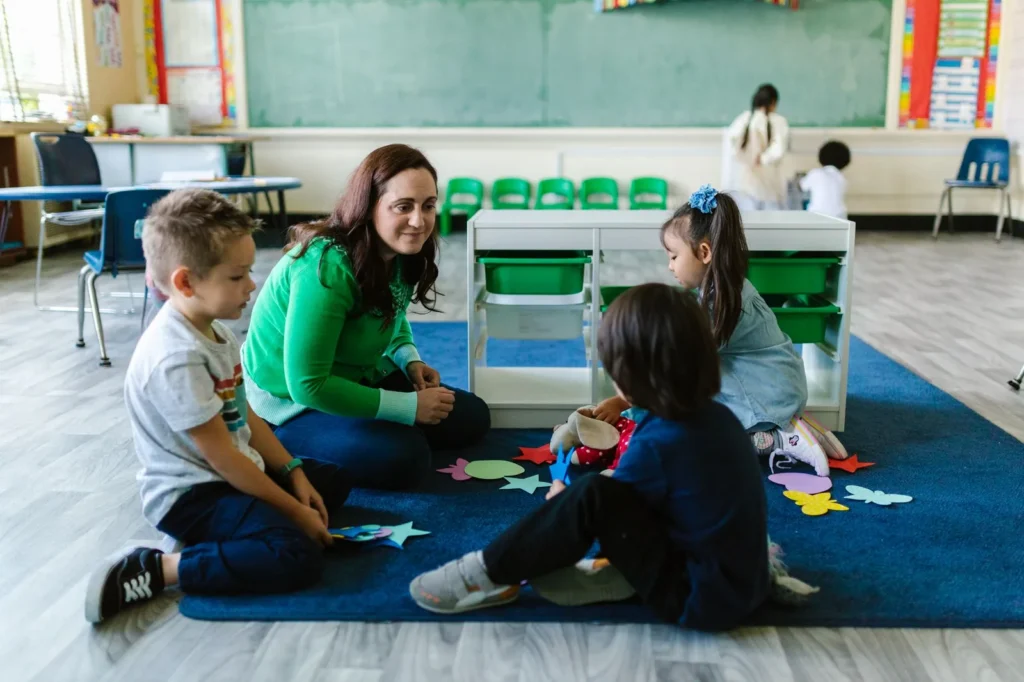 Aula suiza con niños pequeños interactuando en actividades