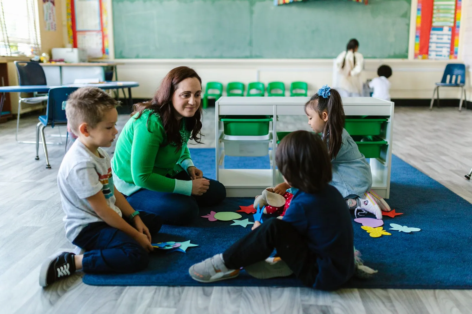 Aula suiza con niños pequeños interactuando en actividades