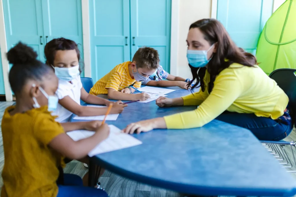 Niños en aula de educación infantil en Austria