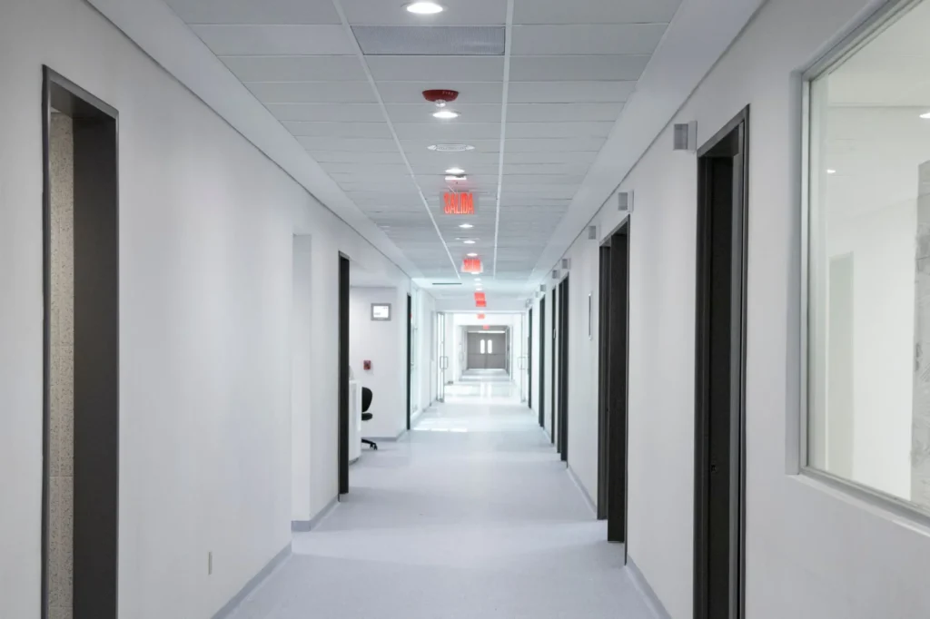 Pasillo de hospital moderno con pacientes y personal médico