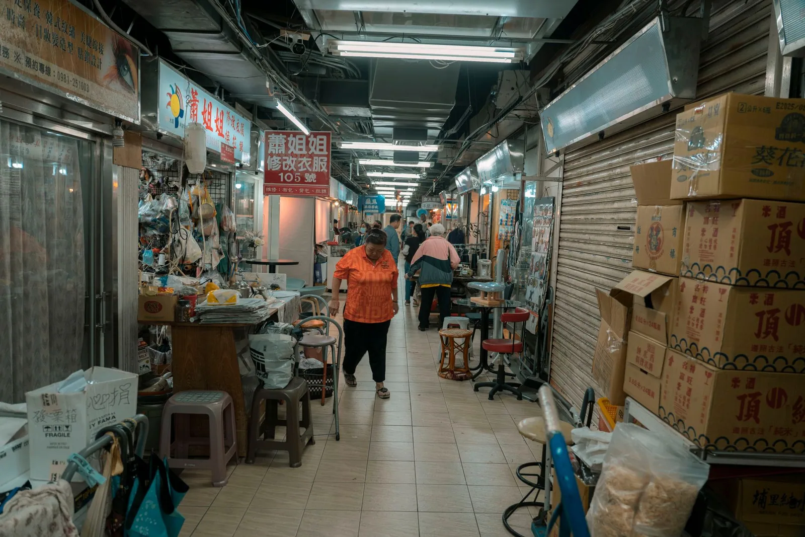 Pasillo de supermercado con estanterías llenas de productos