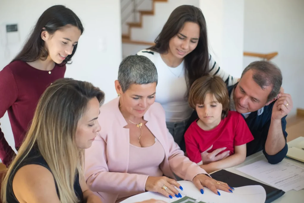 Persona firmando su testamento en una oficina