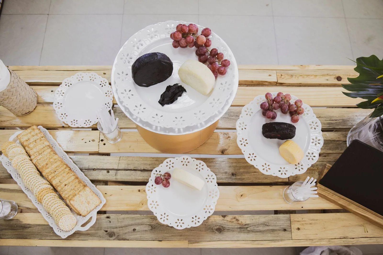Mesa con variedad de quesos belgas y pan artesanal