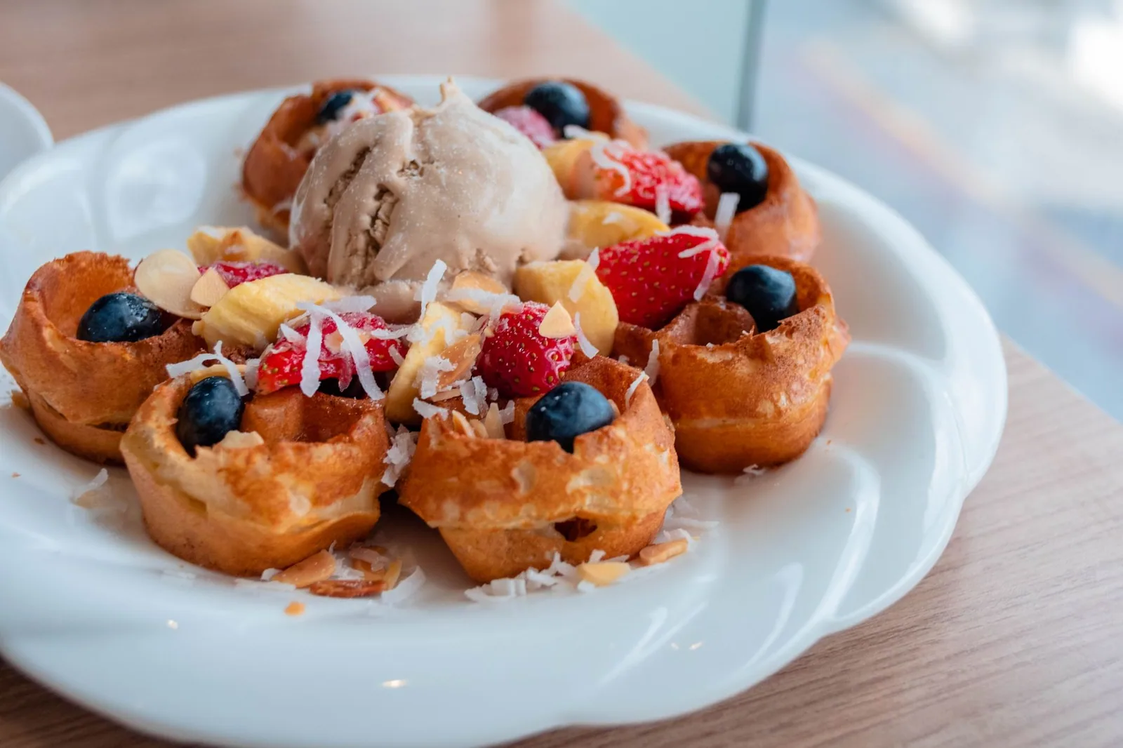 Waffles belgas cubiertos de frutas frescas