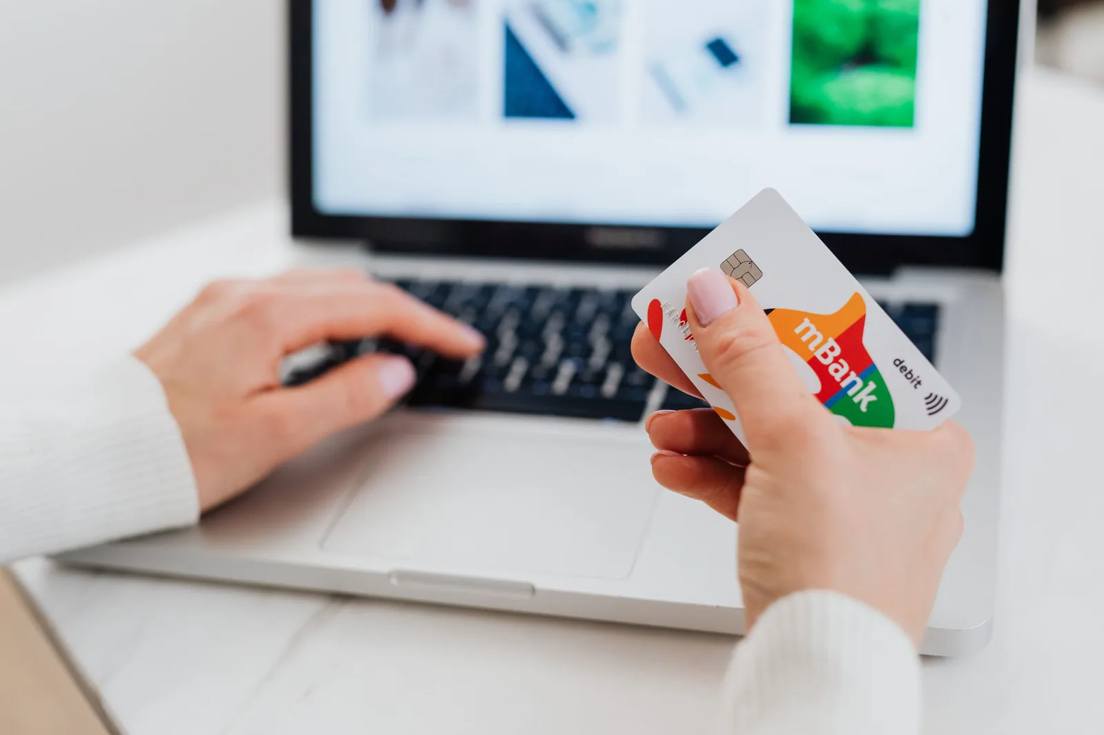 Persona realizando una transferencia bancaria en su computadora