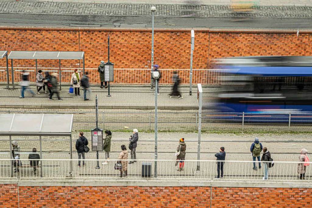 Tren urbano llegando a una parada en la ciudad