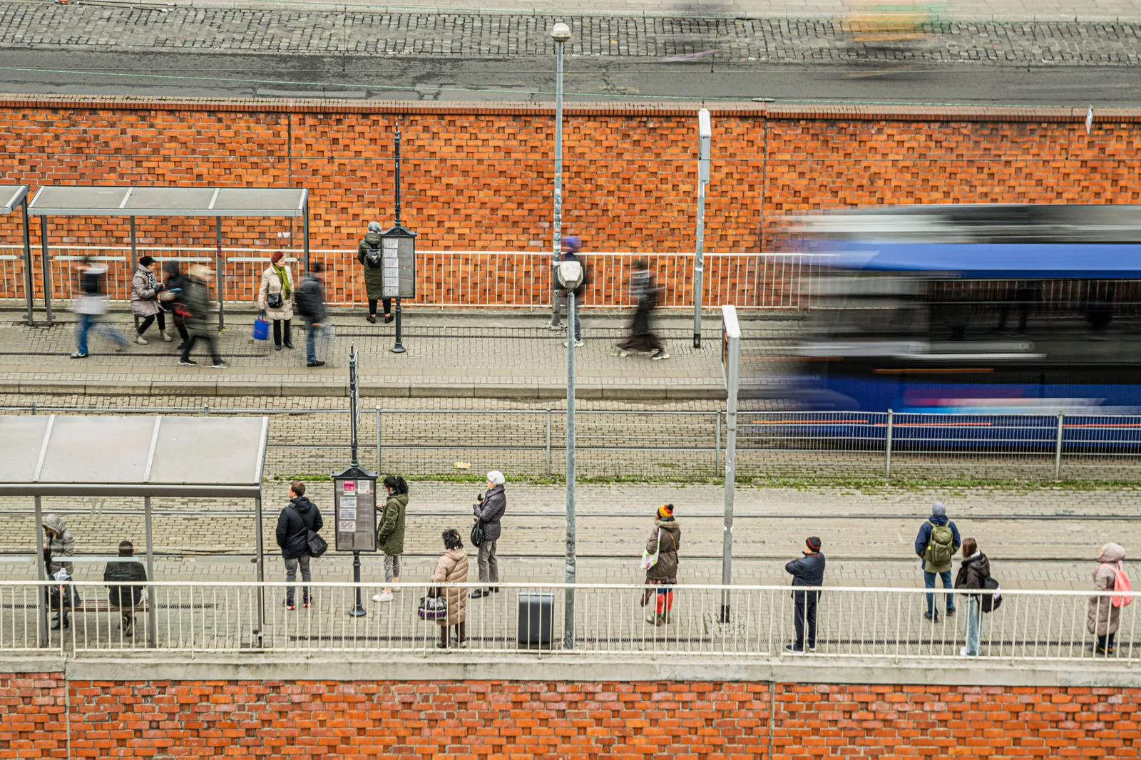Tren urbano llegando a una parada en la ciudad
