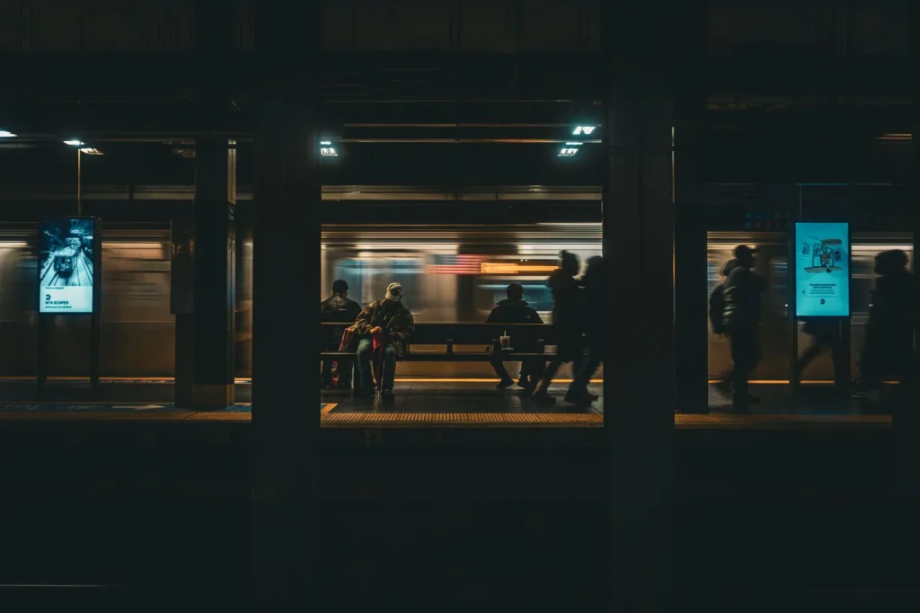 Estación de MRT con pasajeros y señalización